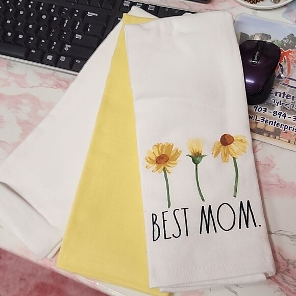 RAE DUNN "BEST MOM" spring kitchen towels NWT - Picture 3 of 4